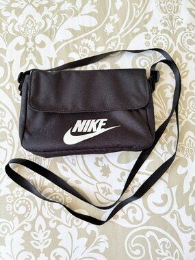 Nike Nylon Small Messenger Crossbody Bag, Black - Pre-owned